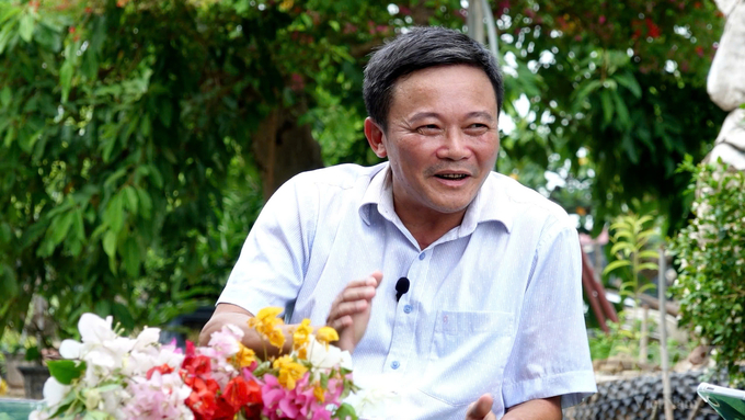 Mr. Nguyen Van Kien, Director of the Agricultural Extension Center of Hung Yen Province, shares with *Vietnam Agriculture Newspaper* about urban agriculture. Photo: Quang Dung.