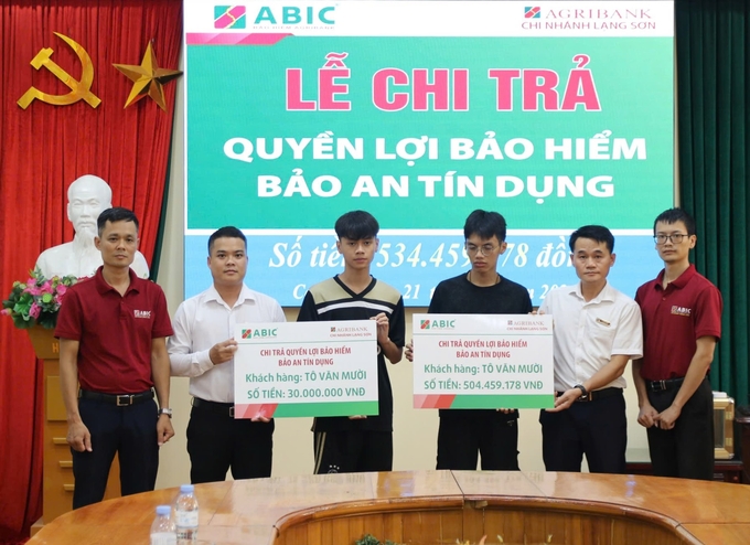 Đại diện Bảo hiểm Agribank Chi nhánh Thăng Long và Agribank Chi nhánh huyện Cao Lộc (Lạng Sơn) thực hiện chi trả quyền lợi bảo hiểm cho gia đình khách hàng. Ảnh: ABIC.