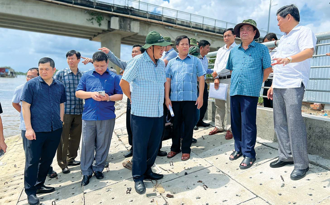 Bộ trưởng Lê Minh Hoan cùng lãnh đạo tỉnh Cà Mau khảo sát tình hình sạt lở tại huyện Năm Căn. Ảnh: Trọng Linh.