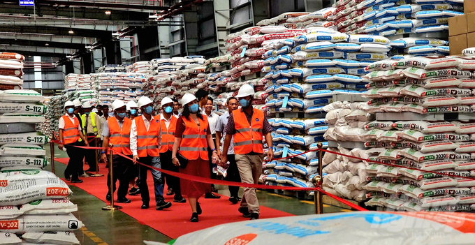 Delegates visit Gold Coin Feedmill Long An factory during the launching ceremony. Photo: Minh Sang.