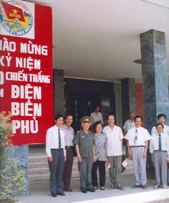 Đại tướng Võ Nguyên Giáp, PGS Đặng Bích Hà chụp ảnh lưu niệm tại Đại học Sư phạm Hà Nội kỷ niệm 40 năm chiến thắng Điện Biên Phủ (1994). Ảnh: Tư liệu trường ĐHSP Hà Nội.