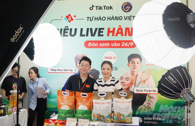 Livestream sessions on the Tiktokshop platform are supported by many content creators and celebrities to sell agricultural and specialty products from various provinces and cities. Photo: Nguyen Thuy.