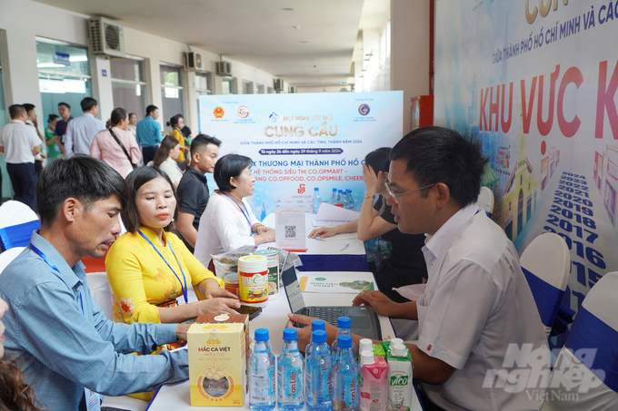 Enterprises and cooperatives from provinces and cities join in connecting with retail systems to bring quality and safe products closer to consumers in Ho Chi Minh City. Photo: Nguyen Thuy.