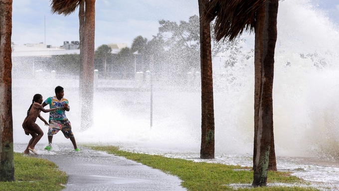 Người dân ở thành phố St. Petersburg, bang Florida, bị sóng đánh hôm 26/9 khi bão Helene đi qua Vịnh Tampa. Ảnh: Getty.