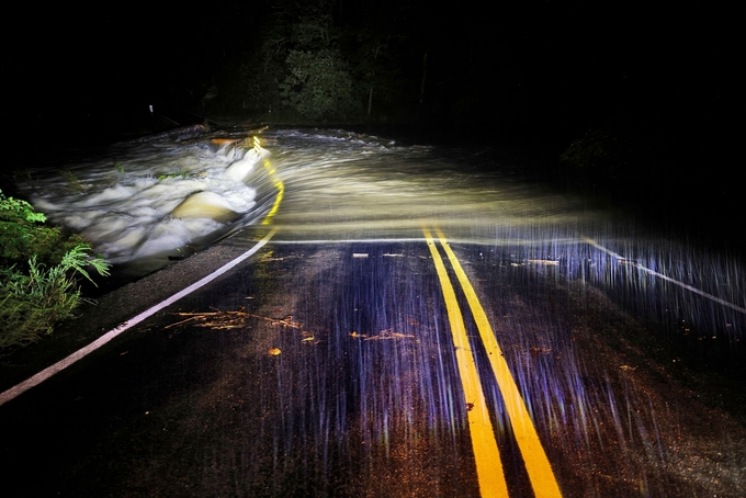 Nước lũ cuồn cuộn chảy qua cầu Guy Ford trên sông Watauga ở Sugar Grove, North Carolina. Ảnh: Reuters.