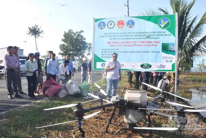 Mr. Le Thanh Tung, Deputy Director of the Department of Crop Production, introduced the goals of the 1 million hectare high-quality rice project and discussed methods for reducing emissions in rice cultivation. Photo: Trung Chanh.