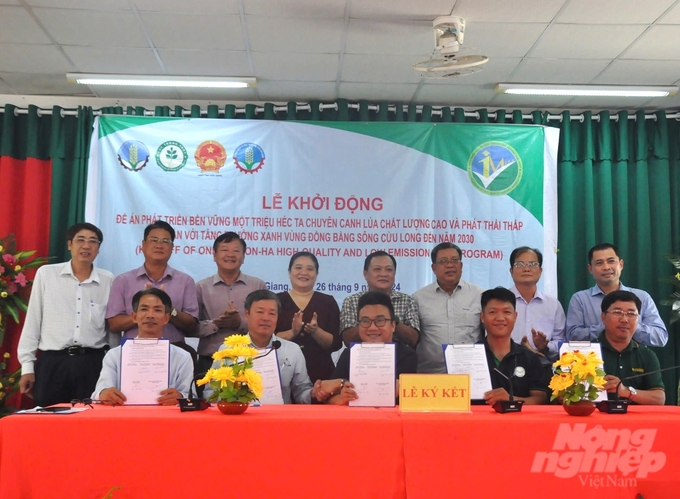 Representatives of various enterprises and the Thanh An Shrimp and Crab Service Cooperative signed a cooperation agreement to develop a sustainable rice value chain based on the 'Organic Rice - Ecological Shrimp' model. Photo: Trung Chanh.