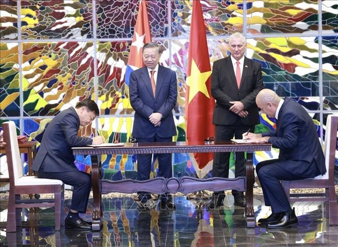 The two leaders witnessed the signing of a cooperation agreement between the Vietnamese Ministry of Agriculture and Rural Development and the Cuban Ministry of Agriculture. Photo: VNA.