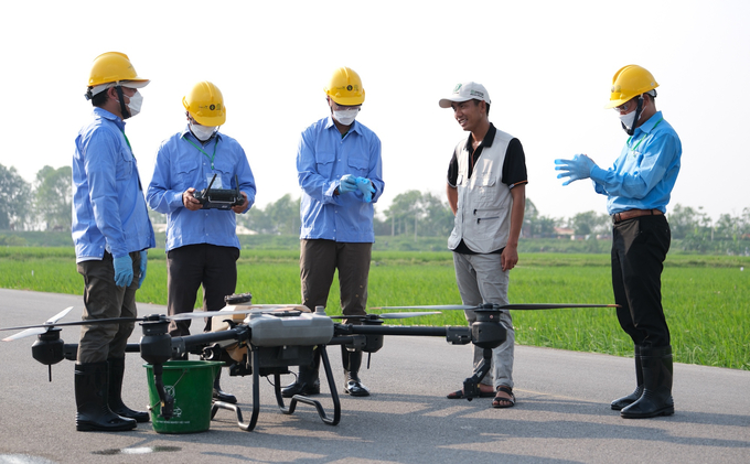 Training course on pesticide spraying with drones for 30 officers from 14 organizations. Photo: Quynh Chi.