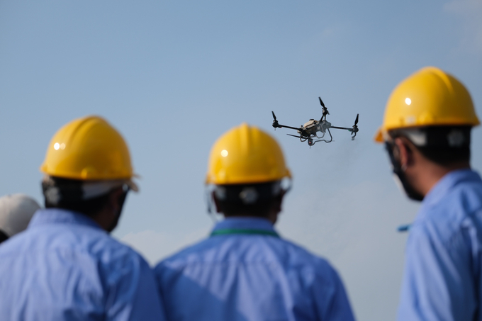 Spraying pesticides with drones saves water and increases spraying speed, while still ensuring comparable effectiveness in pest control. Photo: Quynh Chi.