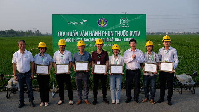 The Plant Protection Department and CropLife Vietnam awarded certificates for drone operation in pesticide spraying to technical staff. Photo: Quynh Chi.