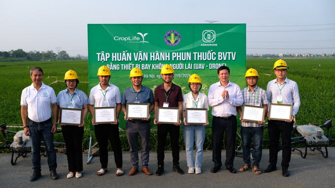 Cục Bảo vệ thực vật và CropLife Việt Nam trao chứng nhận vận hành drone phun thuốc BVTV cho các cán bộ kỹ thuật. Ảnh: Quỳnh Chi.