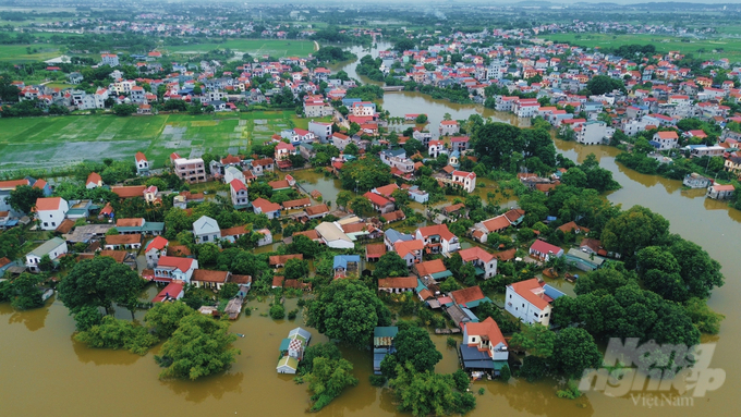 Ngập lụt kéo dài gây cản trợ đời sống người dân. Ảnh: Hùng Khang.