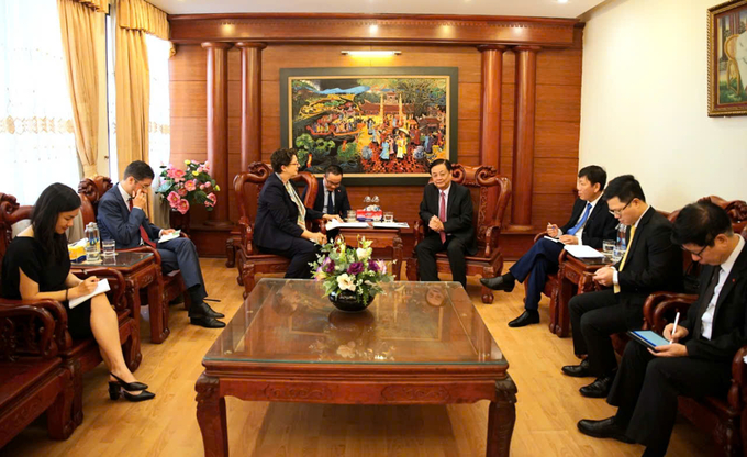 Minister of Agriculture and Rural Development Le Minh Hoan meets and works with the German Ambassador to Vietnam, Helga Margarete Barth. Photo: Linh Linh.