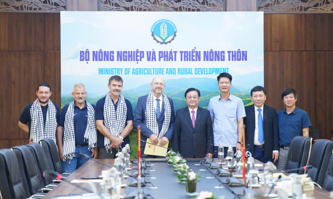 Đại diện Bộ NN-PTNT, lãnh đạo tỉnh Yên Bái chụp ảnh kỷ niệm với Đại sứ cùng đoàn cứu trợ từ Thụy Sĩ. Ảnh: Linh Linh.