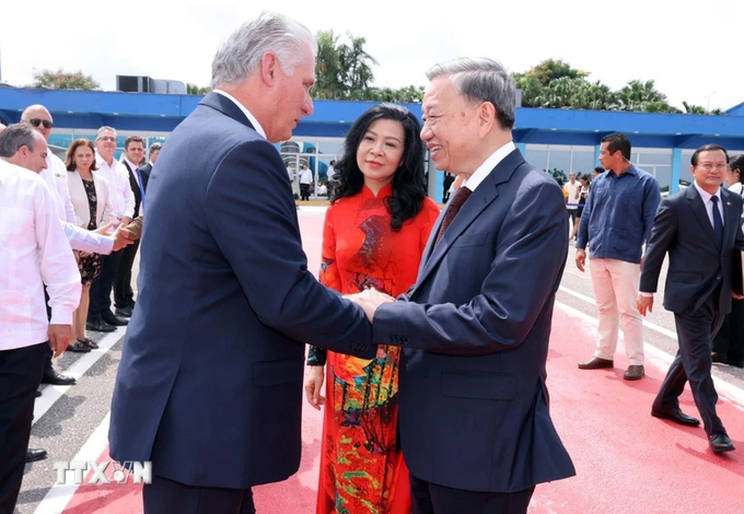 First Secretary of the Communist Party of Cuba and President of Cuba Miguel Diaz Canel Bermudez bid goodbye to General Secretary and President To Lam and his wife at the airport. Photo: VNA.