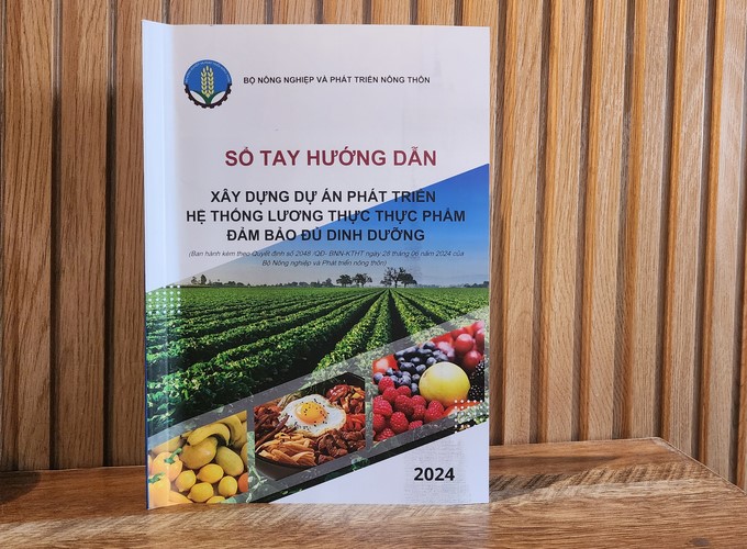 The handbook was compiled for provinces and cities to refer to and guide officials and people participating in the construction and implementation of the Project on Developing Food Systems Ensuring Adequate Nutrition. Photo: Kim Anh.