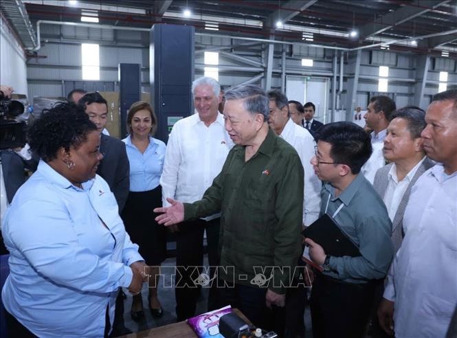 General Secretary and President To Lam visited ongoing projects within the ViMariel Industrial Zone and presented gifts to the Vietnamese workers constructing the facilities there. Photo: VNA.