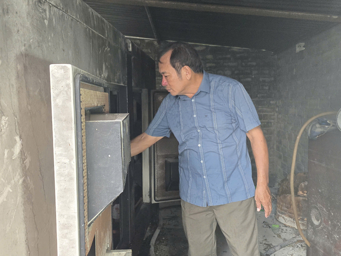 Bui Minh Hoa points to the generator that caused the sows to die. Photo: Dinh Muoi.