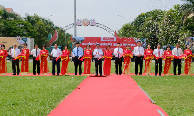 Bộ trưởng Lê Minh Hoan tham gia cắt băng xuất hành mùa nhãn Hưng Yên. Ảnh: Bảo Thắng.