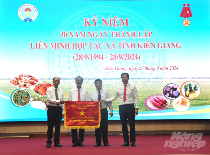 The Vietnam Cooperative Alliance awarded a flag of emulation to the Kien Giang Provincial Cooperative Alliance. Photo: Trung Chanh.