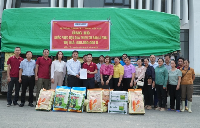 Công ty Cổ phần Tập đoàn Giống cây trồng Việt Nam (Vinaseed) trao hỗ trợ giống cây trồng cho nông dân huyện Bảo Yên (Lào Cai) khôi phục sản xuất. Ảnh: Đăng Hải.