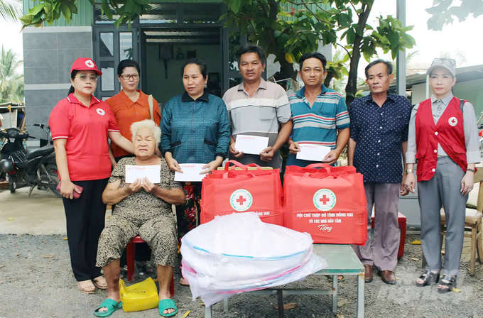 Hội Chữ thập đỏ tỉnh Đồng Nai phối hợp với TP Biên Hòa tổ chức hỗ trợ các hộ dân bị thiệt hại sau vụ sạt lở đất. Ảnh: H.Phúc.