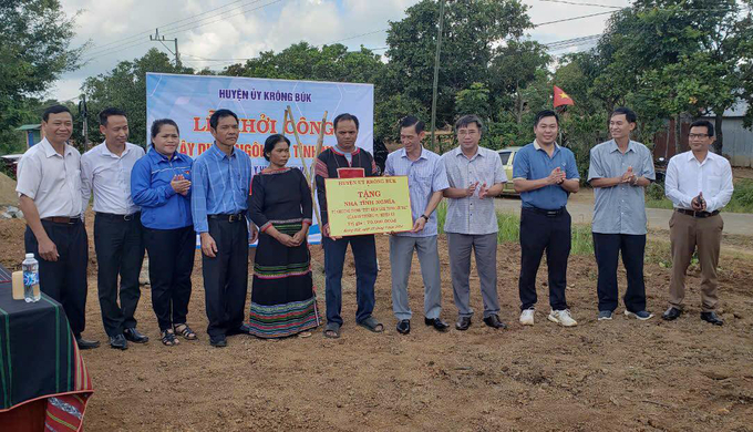 Lãnh đạo Huyện ủy Krông Búk trao kinh phí hỗ trợ gia đình nữ sinh tử vong tại sân trường. Ảnh: Quang Yên.