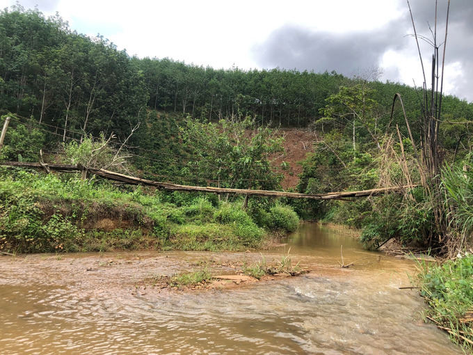 Cây cầu treo chênh vênh trên sông tại thôn Đăk Lung (xã Kon Đào, huyện Đăk Tô). Ảnh: Đăng Lâm.