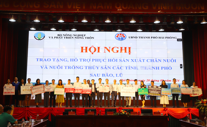 Đại diện các doanh nghiệp trao tặng, hỗ trợ phục hồi sản xuất chăn nuôi và nuôi trồng thủy sản sau bão lũ thông qua Bộ NN-PTNT. Ảnh: Đinh Mười.