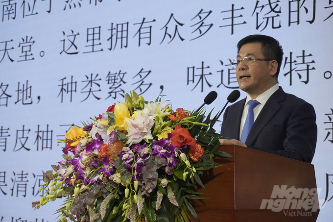 Vietnam's Minister of Industry and Trade, Nguyen Hong Dien, delivered the opening speech at the First Vietnam Fruit Festival.