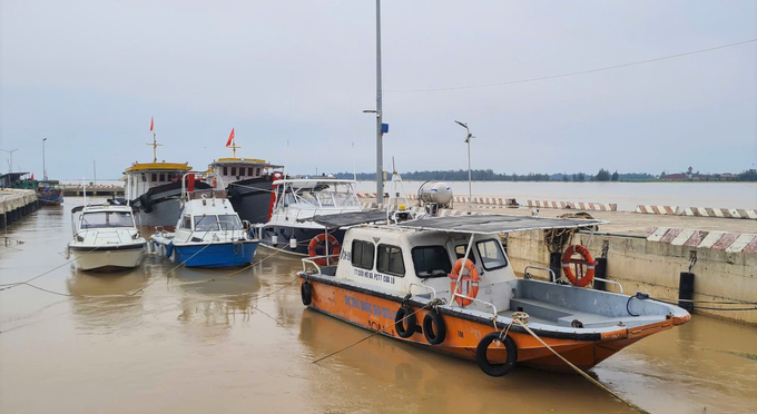 Neo đậu trong phạm vị quản lý của cảng cá Cửa Hội đa phần là phương tiện chuyên dụng của các lực lượng chức năng. Ảnh: Việt Khánh.