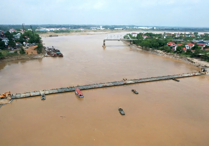 Đối với ô tô, chỉ cho phép ô tô con, xe bán tải lưu thông 1 chiều khi qua cầu, thời gian mỗi chiều lưu thông 10 phút, khoảng cách giữa các xe trên cầu không quá 30m, vận tốc không quá 10km/h. Ảnh: Tạ Toàn.