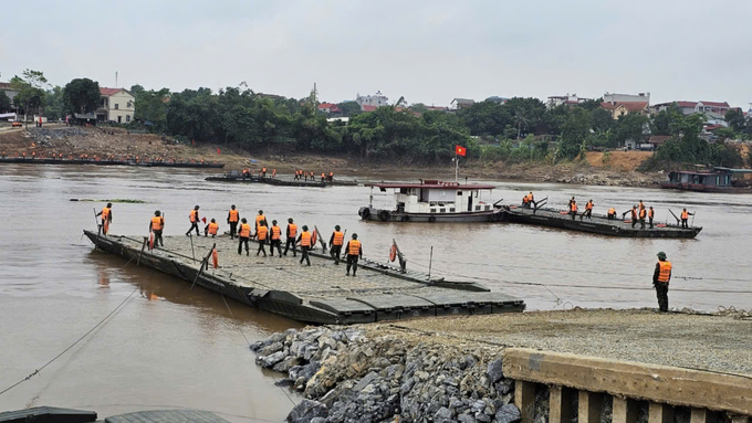 Khi đưa vào sử dụng, cầu phao qua sông Hồng sẽ được vận hành trong thời gian từ 6h đến 22h hàng ngày. Ảnh: Tạ Toàn.