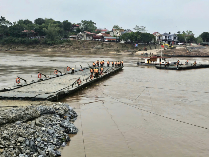 Để bắc cầu phao qua sông Hồng, Lữ đoàn Công binh 249 sử dụng 26 đốt khơi, 2 đốt mố. Ảnh: Tạ Toàn.