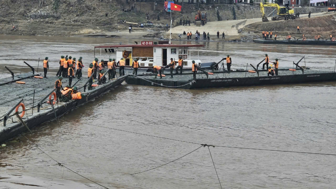 Lữ đoàn 249 (Binh chủng công binh) đã huy động trên 200 cán bộ, chiến sĩ và gần 90 phương tiện các loại tham gia thực hiện bắc cầu phao qua sông Hồng. Ảnh: Tạ Toàn.