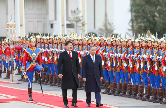 Lễ đón Tổng Bí thư, Chủ tịch nước Tô Lâm do Tổng thống Ukhnaagiin Khurelsukh chủ trì, diễn ra trang trọng với đội hình tiêu binh nghi lễ trong quân phục chiến binh Mông Cổ. Ảnh: Nguyễn Hồng/Báo Thế giới và Việt Nam.