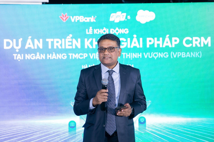 Ông Bernard Solomon - Phó Chủ tịch Khu vực Malaysia & Việt Nam của Salesforce - phát biểu tại sự kiện.