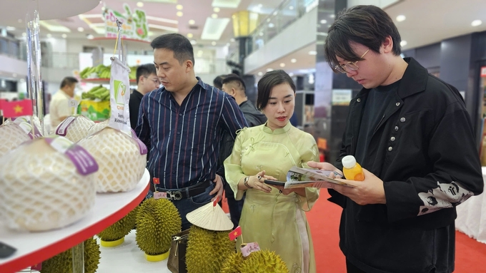 Ms. Ngo Tuong Vy showcases fresh Vietnamese durian to customers. Photo: Vo Viet.