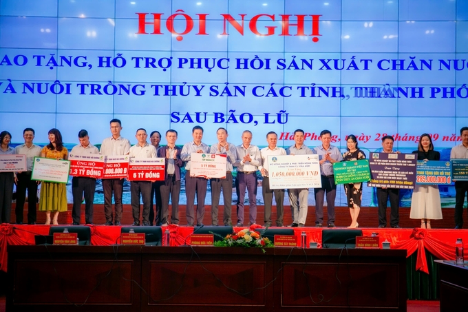 Tập đoàn C.P. cùng các doanh nghiệp đồng hành với Bộ NN-PTNT ủng hộ đồng bào bị ảnh hưởng bão lũ.