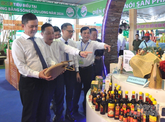 Delegates visited the OCOP products displayed at the 'OCOP Product Connection Forum for the Mekong Delta 2024', held in Rach Gia City. Photo: Trung Chanh.