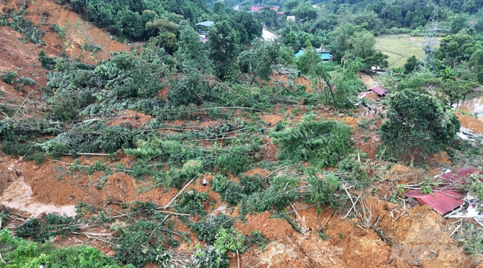 Sạt lở kinh hoàng trên Quốc lộ 2 ở Hà Giang. Ảnh: Đào Thanh.