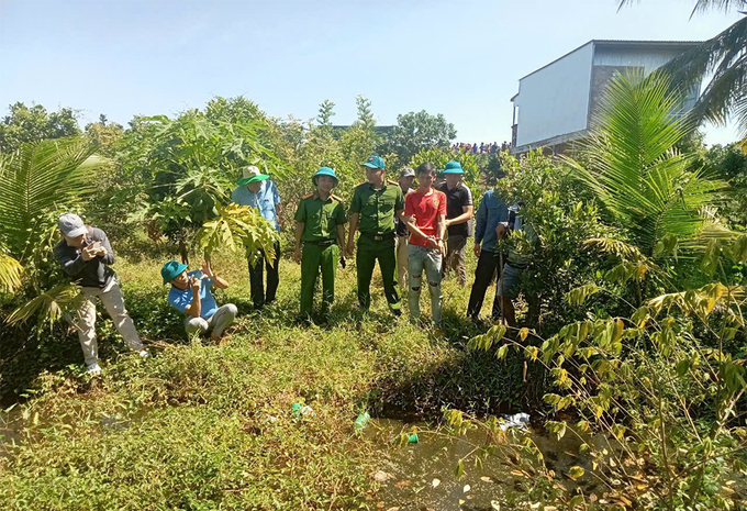 Lực lượng chức năng đưa đối tượng Thuận đi thu hồi tang vật vụ án. Ảnh: Tiến Tầm.