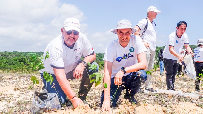 Leaders of P&G Vietnam and Central Retail Vietnam participated in reforestation in Ta Kou.