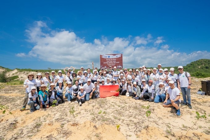 Central Retail's officers and employees participate in reforestation in Binh Thuan.