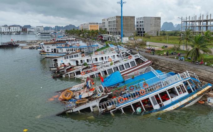 Nhiều doanh nghiệp bị thiệt hại nặng nề sau bão Yagi. (Trong hình: Các tàu du lịch tại Hạ Long bị hư hỏng nặng khi bão đổ bộ).