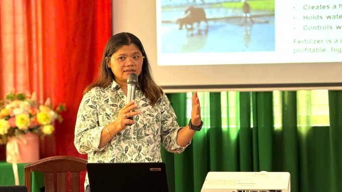 IRRI's expert introduces the RCM application. Photo: Kim Anh.