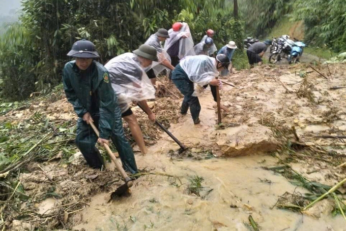 Các lực lượng tại chỗ khắc phục hậu quả. Ảnh: Thu Nhài.