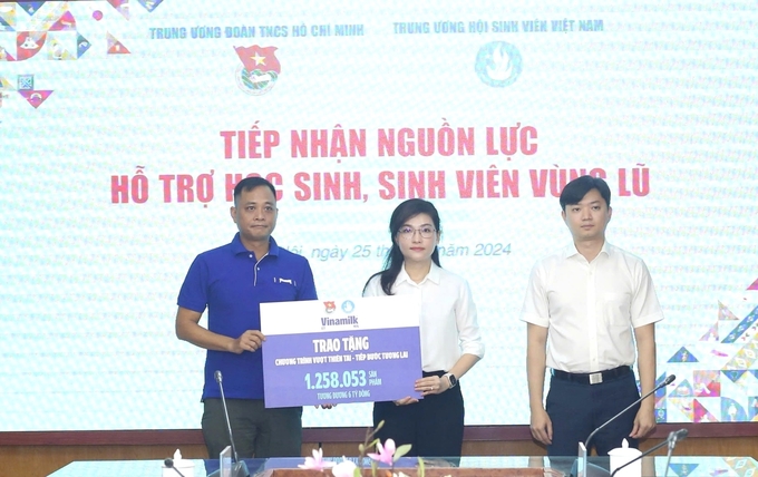 Đại diện Vinamilk trao tặng bảng tượng trưng hơn 1.258.000 sản phẩm (tương đương 6 tỷ đồng) cho đại diện Trung ương Đoàn TNCS Hồ Chí Minh. Ảnh: Viên An.