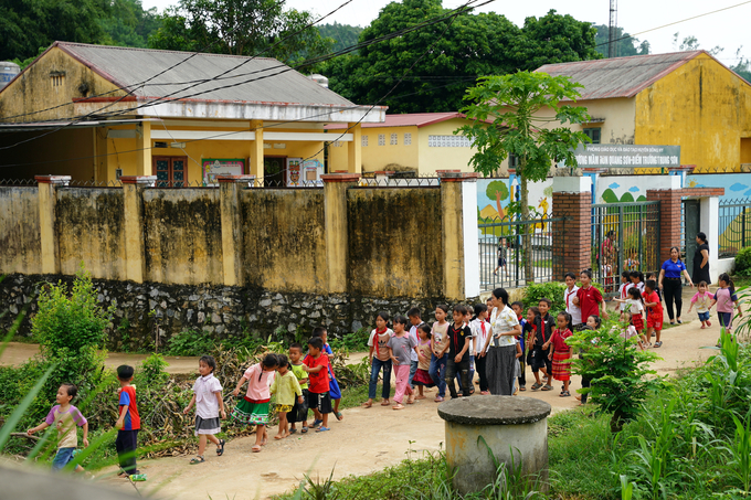 Cô trò Trường Tiểu học Kim Đồng (Yên Bái) mới được quay lại trường học, sau những ngày bão lũ nước ngập cao đến gần 3m. Ảnh: Viên An.